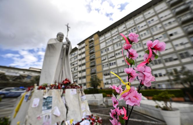 Wierni modlą się o zdrowie Papieża Franciszka