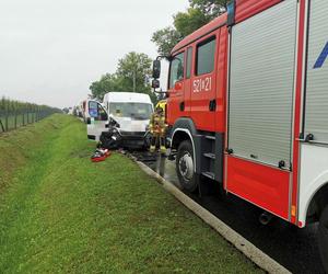 Śmiertelny wypadek pod Rawą Mazowiecką. Trzy osoby zginęły w zderzeniu BMW z busem