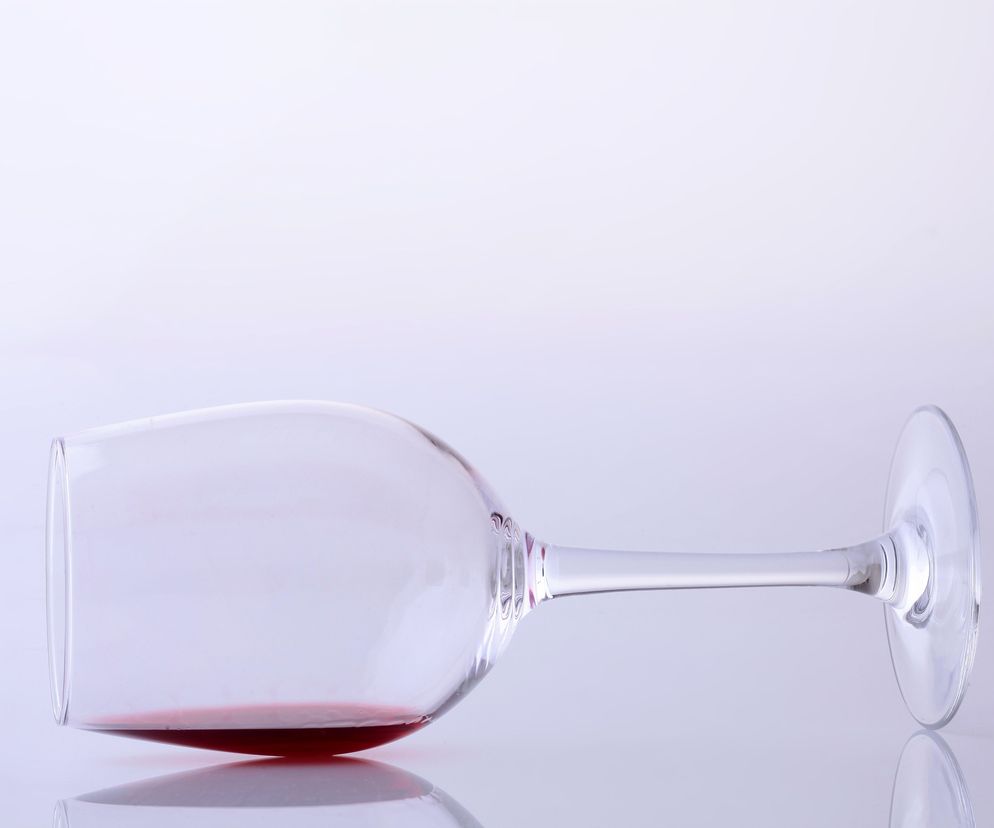 Alkoholizm może zacząć się od codziennego wypijania 2 lampek wina (bądź 2 piw lub 50 g wódki).