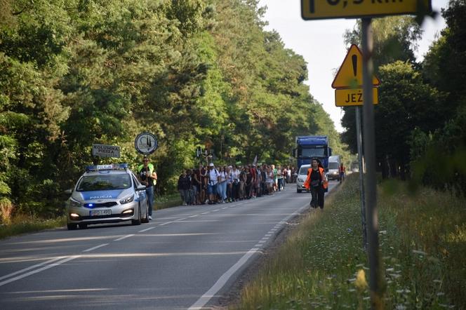 Ruszyły pielgrzymki na Jasną Górę z woj. lubelskiego! Policjanci apelują, żeby uważać na drodze 