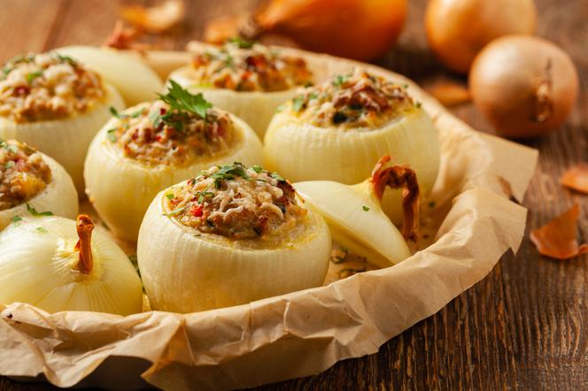 Zapiekane cebule nadziewane mięsem mielonym