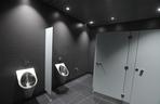 Czarne ściany, aluminiowe drzwi. Tak wygląda toaleta na nowej stacji metra na Bródnie