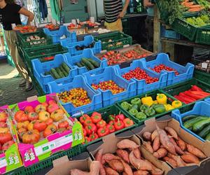 Ceny warzyw i owoców na targu w Amsterdamie