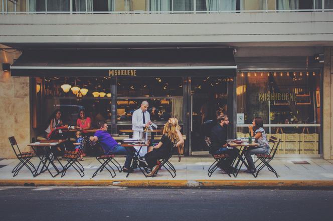 Kiedy otworzą restauracje i kawiarnie? Restauratorzy: Otwarcie ogródków nic nie da! 