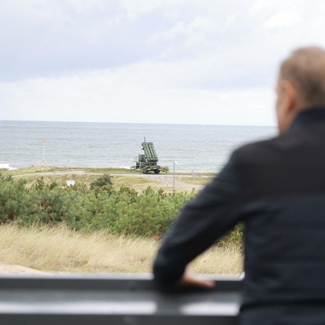 Donald Tusk i Władysław Kosiniak-Kamysz podczas wizyty na Centralnym Poligonie Sił Powietrznych w Ustce