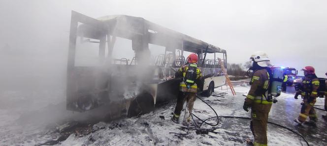 Potężny pożar autobusu na S7 pod Płońskiem. Jechało nim 34 żołnierzy