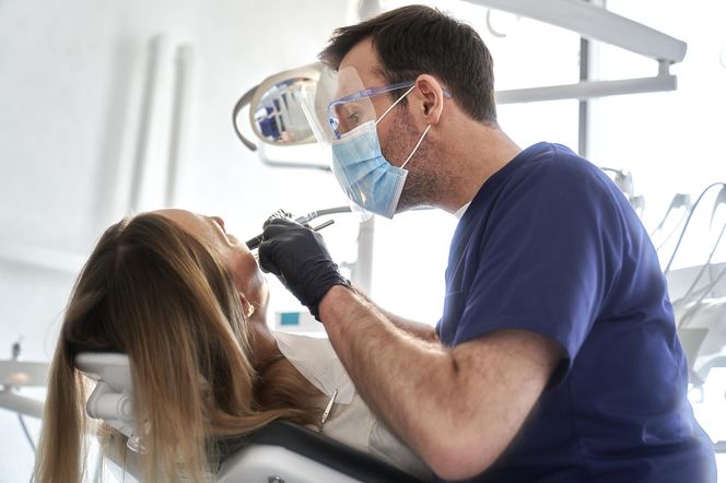 Koszmar w fotelu dentystycznym. Poparzona i oszpecona pacjentka wygrała w sądzie