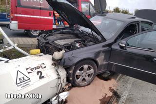 Pijak w Mercedesie rozbił się na stacji paliw przy A2! Szczęśliwie nie doszło do wybuchu - JEST WIDEO