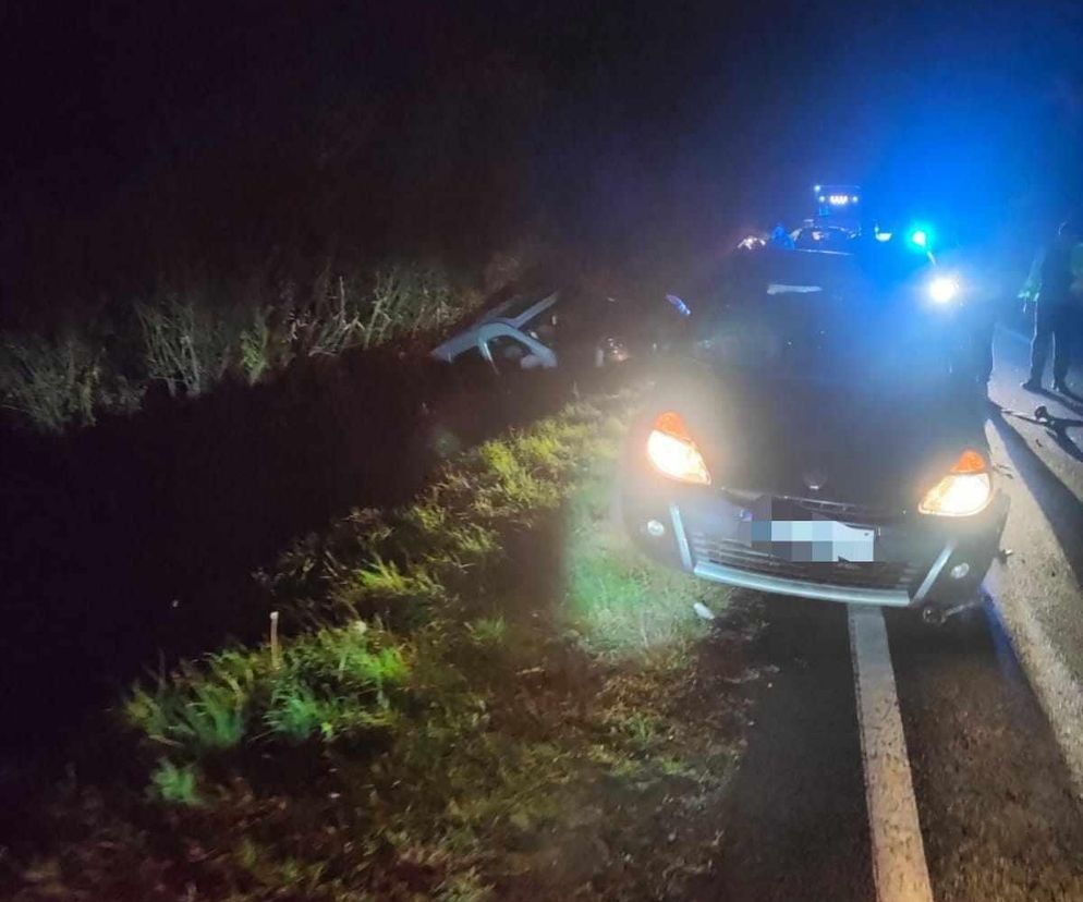 Czołówka niedaleko Kościana. Zderzyły się trzy samochody, czwarty wjechał do rowu