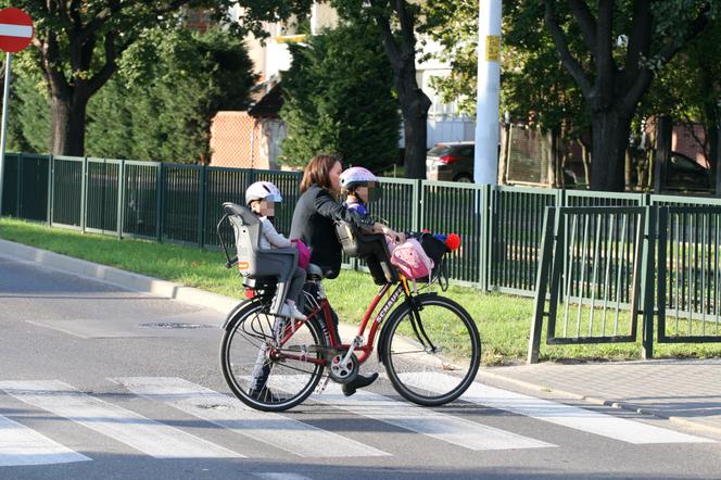 Agnieszka Pomaska na rowerze z dziećmi