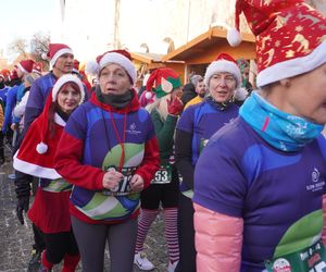 Bieg Mikołajów w Olsztynie. Około 400 osób pobiegło w charytatywnym celu [ZDJĘCIA]