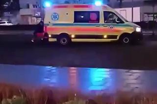 Karetka zakopała się w grząskim trawniku bo na drodze pożarowej stoją słupki 