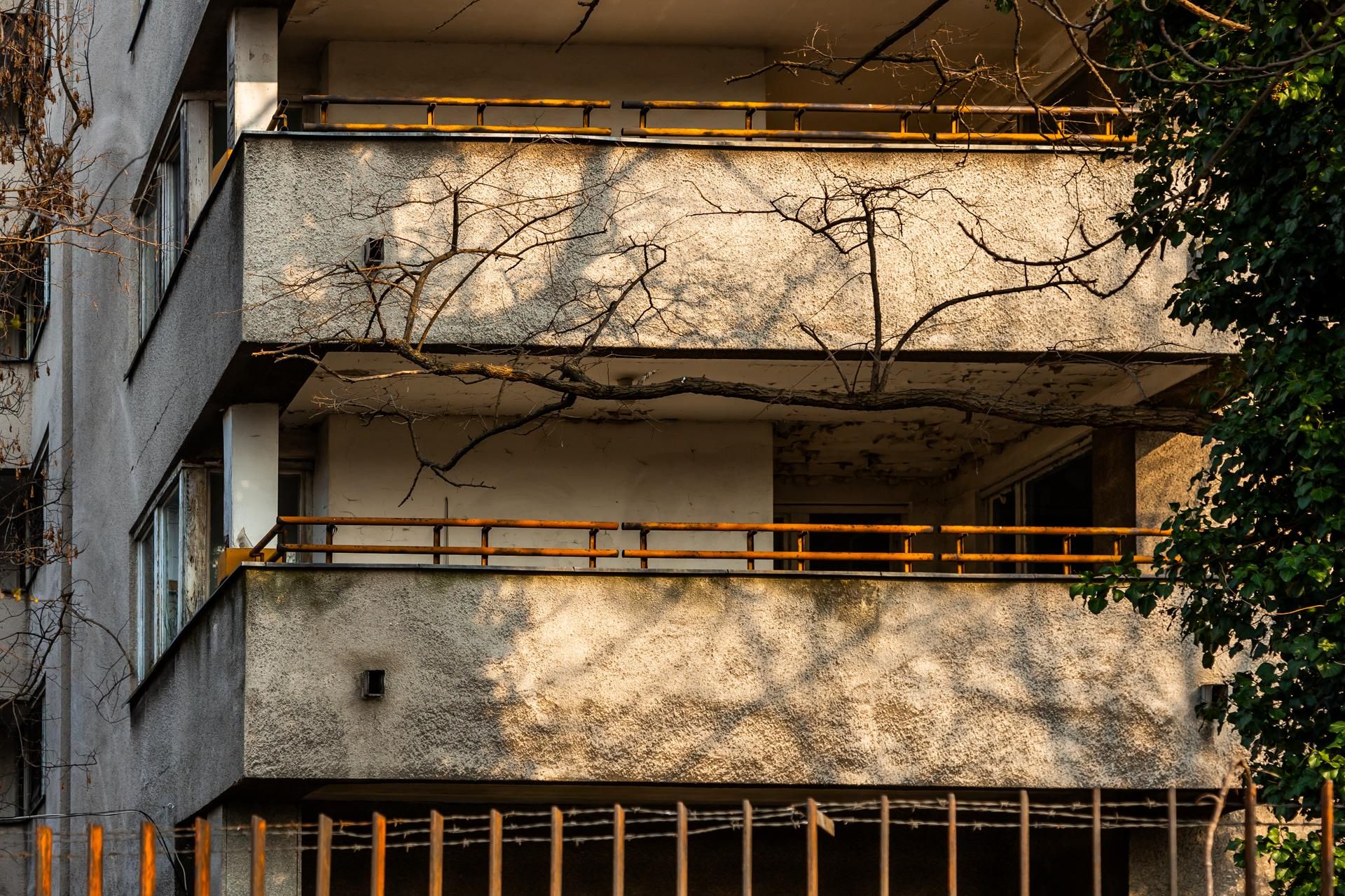 Szpiegowo, blok na Sobieskiego 100 w Warszawie