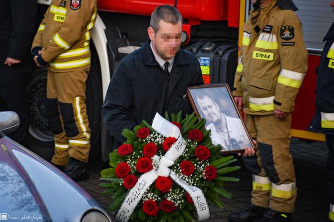 Tłumy na pogrzebie Pawła. Dziennikarz i druh OSP spoczął na cmentarzu we Włocławku