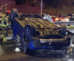 Auto rosyjskiej ambasady dachowało w Warszawie! Odłamki uszkodziły inne pojazdy