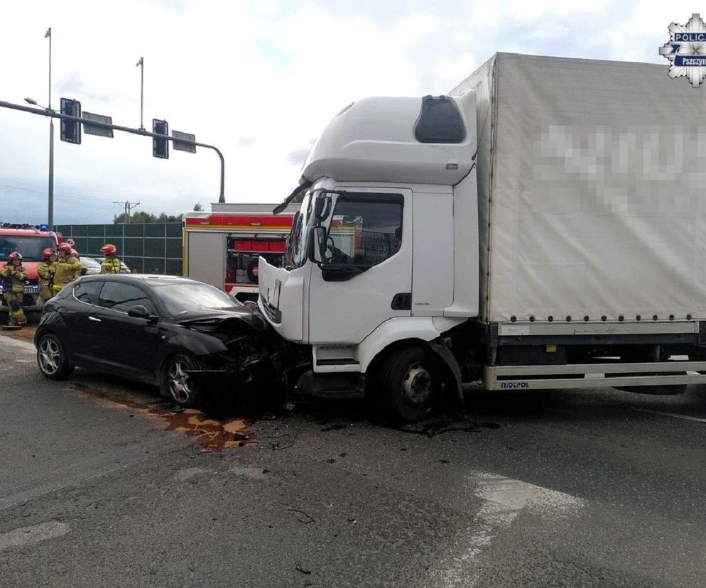Kraksa na drodze krajowej. Kobieta w szpitalu po zderzeniu z ciężarówką