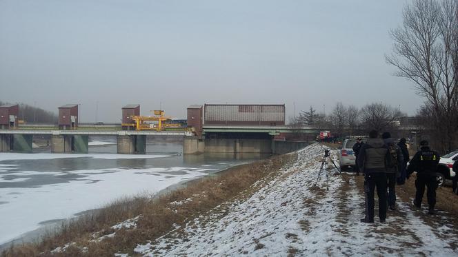 Kraków: Na Wiśle zauważono ciało mężczyzny. Trwa akcja służb [ZDJĘCIA]