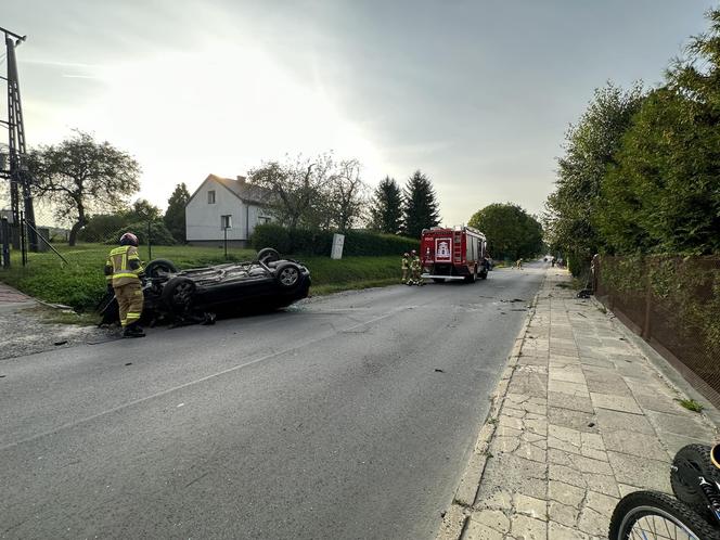 Zderzenie dwóch aut w Kraśniku. Jedno z nich dachowało