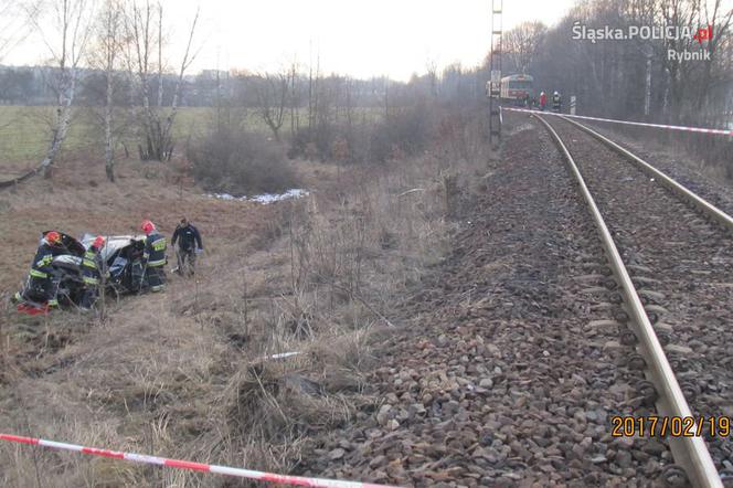 Mężczyzna wjechał pod jadący pociąg