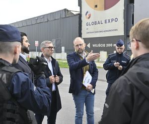 Komornicy na Modlińskiej. Nerwowe starcie przy hali na Białołęce. Ostry konflikt kupców z zarządcą hali