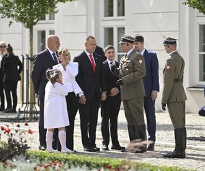 Przejście do Pałacu Prezydenckiego. Pierwsza dama się przebrała 