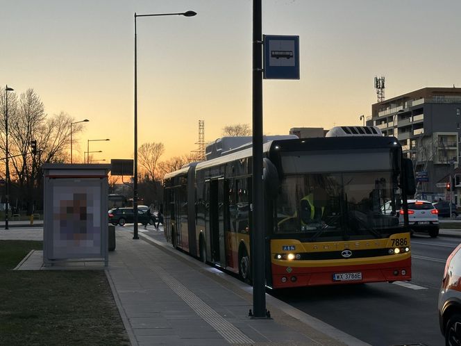 Tragiczne potrącenie w Warszawie. 16-latka została wciągnięta pod autobus. Wstrząsające szczegóły 