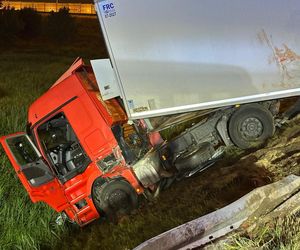 Ciężarówka runęła z nasypu na węźle pod Warszawą i zablokowała drogę. Kierowca pilnie potrzebował pomocy