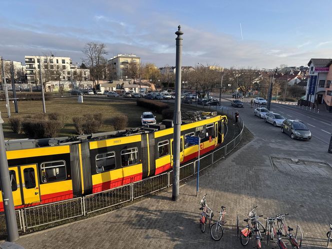 Zderzenie tramwaju z samochodem w Warszawie. Duże utrudnienia 