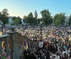 Koncert Dawida Kwiatkowskiego przed ratuszem miejskim w Kętrzynie