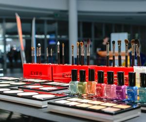 Polacy oszczędzają na kosmetykach. Ile mniej ich kupują?