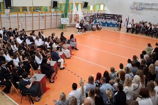Ponad 14 tysięcy uczniów w Koszalinie rozpoczęło wakacje. Miejskie zakończenie roku szkolnego odbyło się w SP nr 18