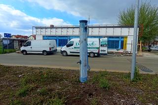 Zabytkowa pompa i jej replika na Krzekowie