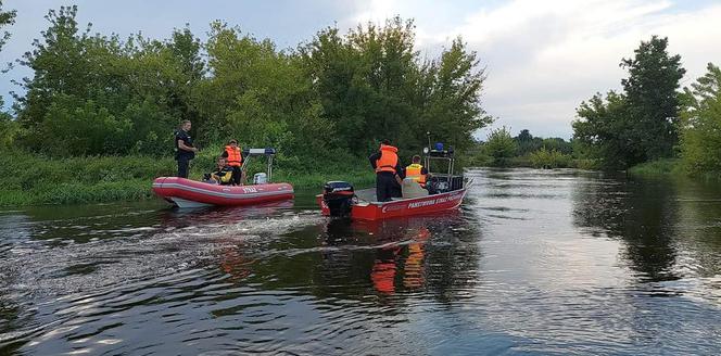 Łódzkie. Tragedia nad Bzurą. Strażacy odnaleźli ciało 13-latka porwanego przez nurt rzeki [ZDJĘCIA]