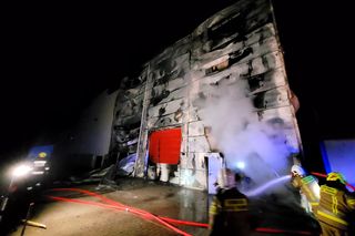 Potężny pożar hali magazynowej