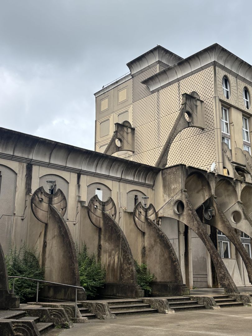 Picasso's Arenas. Budynek mieszkalny położony w Noisy-le-Grand pod Paryżem