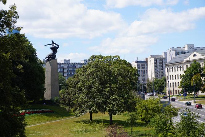 Pomnik Bohaterów Warszawy znany jako pomnik warszawskiej Nike