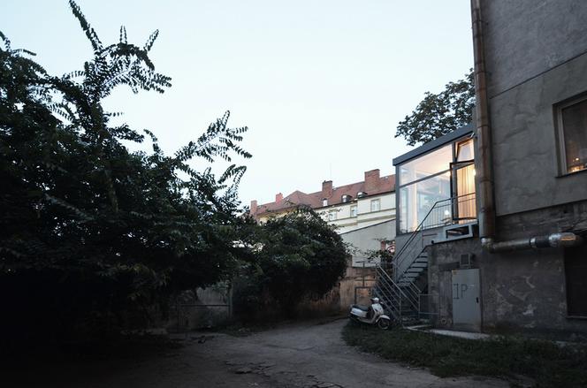 Wejście od podwórza. Nietypowe mieszkanie we Wrocławiu
