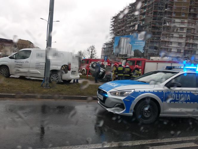 Białystok. Dachowanie samochodu osobowego na ul. Antoniukowskiej