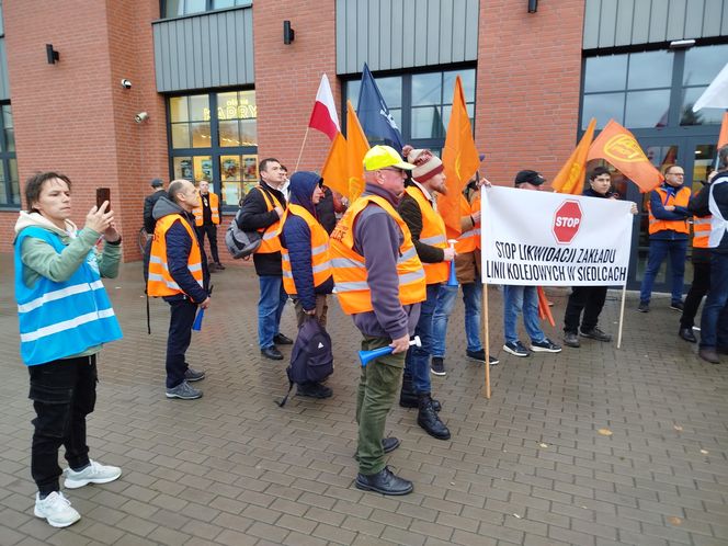 Pracownicy Zakładu Linii Kolejowych pikietowali w Siedlcach! Poparli ich siedleccy radni