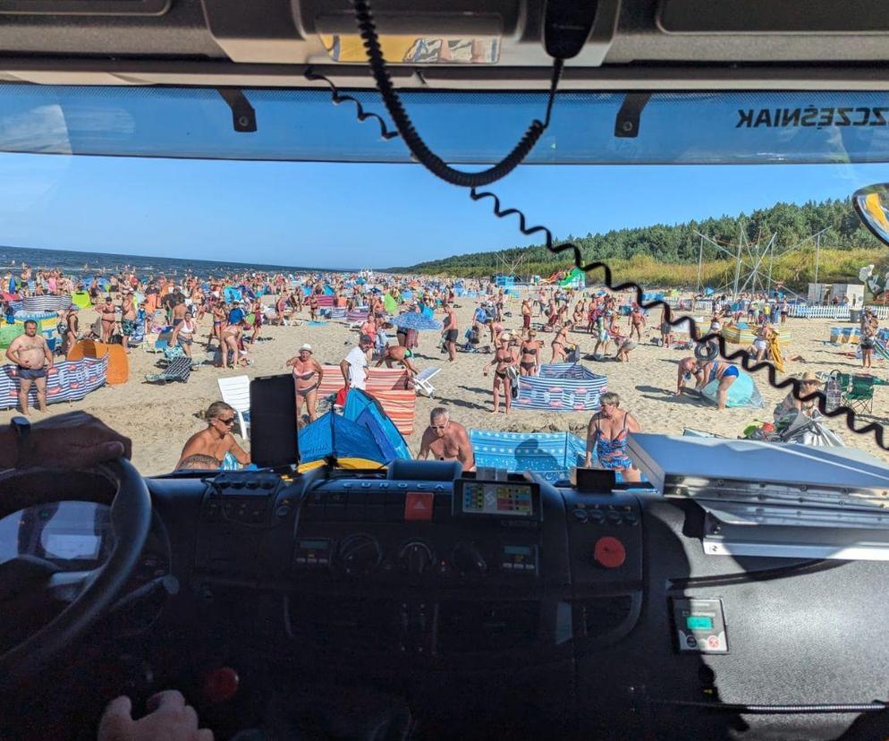 Szokujące sceny na plaży. Strażak nie wytrzymał: Zabierzcie rzeczy, a nie się patrzycie! 