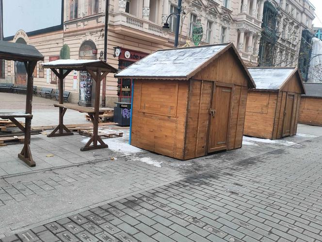 Rozpoczęły się przygotowania do jarmarku bożonarodzeniowego. Zobacz, kiedy oficjalnie się rozpocznie