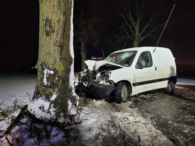 Poważny wypadek pod Chełmżą. Wypadł z drogi i uderzył w drzewo