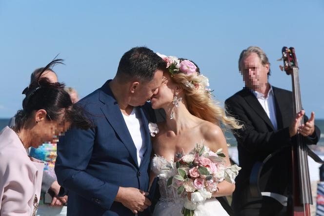Małgorzata Opczowska wzięła ślub z Jackiem Łęskim na plaży