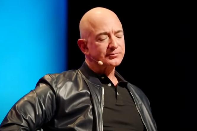 Jeff Bezos leci w kosmos, a w sieci pojawiła się petycja, by miliarder już tam został