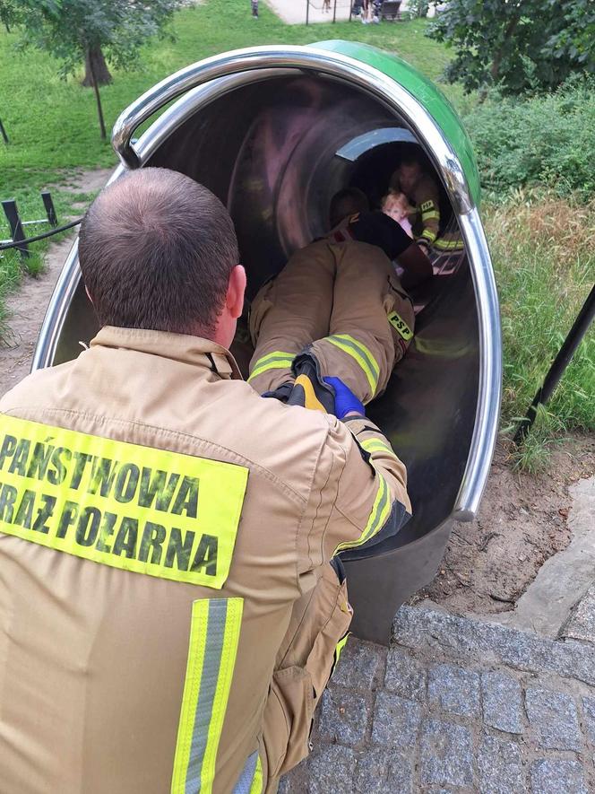 3-letnia Oleńka utknęła w zjeżdżalni! Dramat dziewczynki i jej taty. "Nikt się nie spodziewał..."