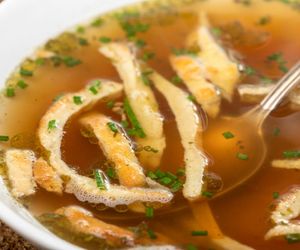 Frittaten – sycąca zupa z Tyrolu, która rozgrzeje każdego. Wołowina i naleśniki w niebanalnym wydaniu