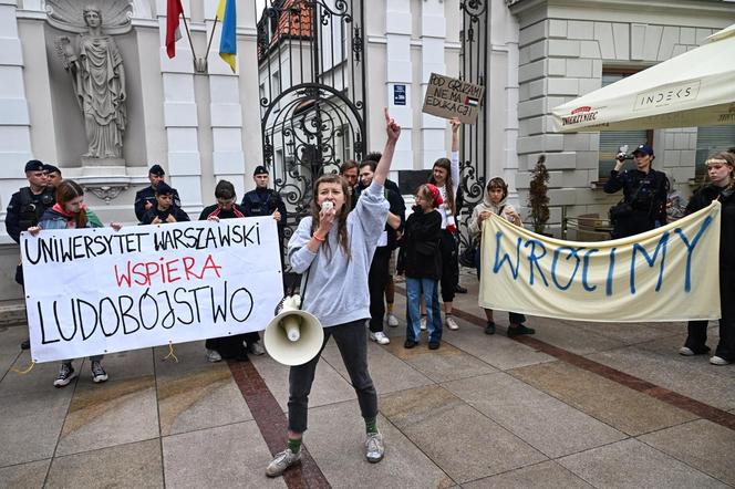 Protest studentów pod bramą Uniwersytetu Warszawskiego 