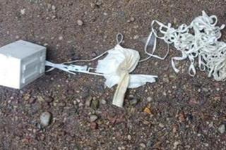 W lesie na Podlasiu znaleziono wiszący na drzewie tajemniczy obiekt. „Litery zapisane cyrylicą”