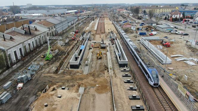 Modernizacja Rail Baltica: Łapy - widok z drona na budowe peronów i tuneli pod torami