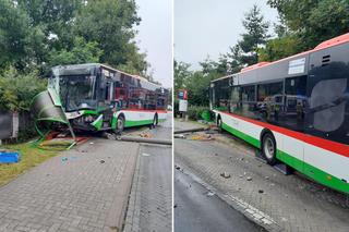 Autobus staranował przystanek. Dramatyczna relacja. „Kilka osób pod autobusem”